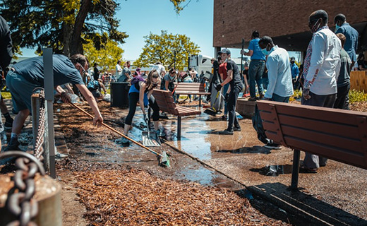 students volunteering